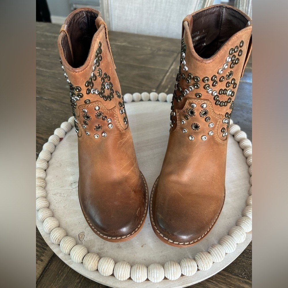 Short Cowboy Boots Women’s Size 6 By ZiGi Girl Leather Detailed Distressed … - Picture 5 of 11